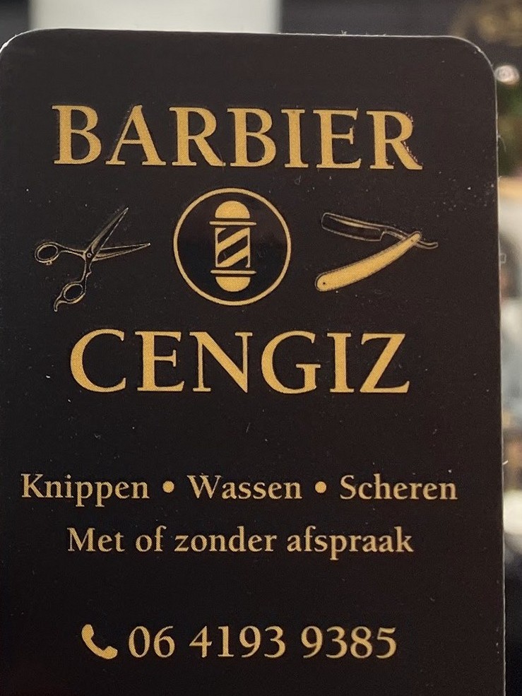 Het zwarte visitekaartje van Barbier Cengiz met gouden letters: Knippen, Wassen, Scheren, Met of zonder afspraak